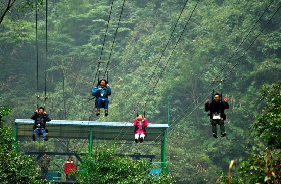 兴义万峰林吉隆堡国检580米滑索，2019年竣工，黔西南旅游重温旧地